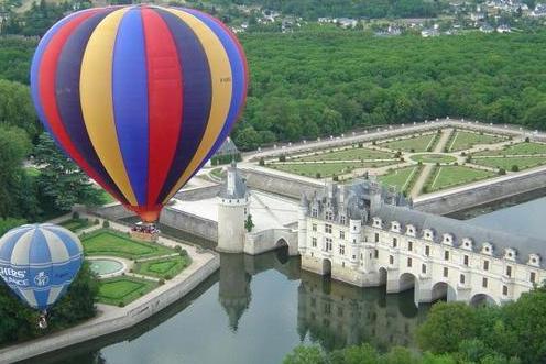 La Bihourderie ride in a hot air balloon over Chenonceau castle