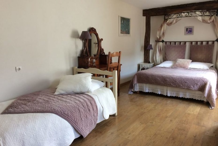 La Bihourderie two beds in Iris bedroom with purple bed spreads