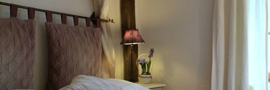 La Bihourderie Bedhead Les Iris room lilac cushion